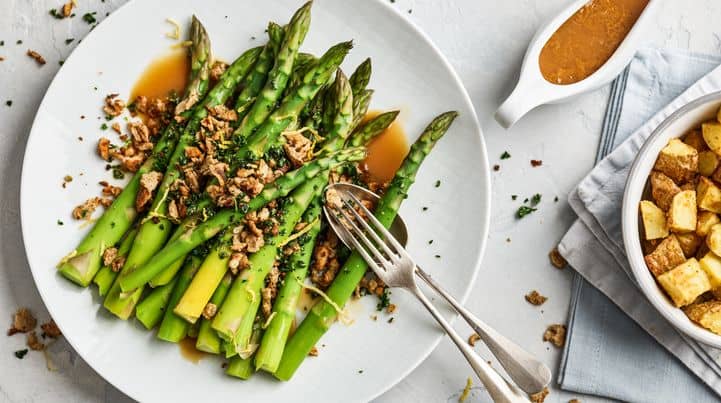 Green asparagus with parsley crumbs