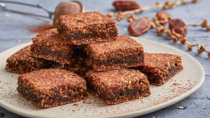 Raw Oatmeal Bars with Cashew Cocoa Filling